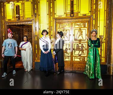 Londres Royaume-Uni 25 novembre 2022 cinq acteurs costumés jouant des Londoniens de différentes périodes de l'histoire, Roman, Tudor, Victorian, suffragette et Punk, en face de Selfridges Art Deco Lift. Le musée ferme sur 4 décembre en préparation de son déménagement au marché Smithfield, avec des festivals gratuits le week-end et une ouverture de 24 heures. Paul Quezada-Neiman/Alamy Live News Banque D'Images