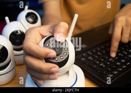 Opérateur de caméra IP depuis l'ordinateur, configurez la caméra IP. Banque D'Images