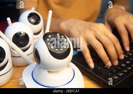 Opérateur de caméra IP depuis l'ordinateur, configurez la caméra IP. Banque D'Images