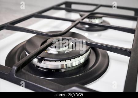 Plaque de cuisson cuisinière four poêle en verre blanc gril brûleur en acier inoxydable et gril sélectif sur four hors foyer avec brûleurs sur plan de travail Banque D'Images