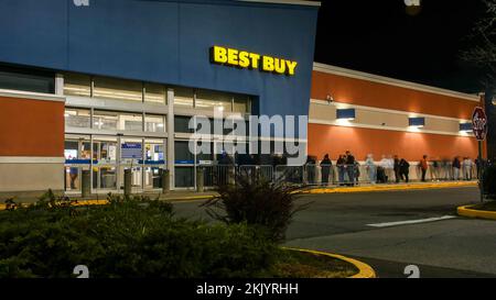 NORWALK, Connecticut, États-Unis - 25 NOVEMBRE 2022 : les gens attendent l'ouverture au Best Buy le Vendredi fou après le jour de Thanksgiving Banque D'Images