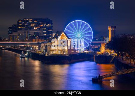 Schokoladenmuseum (musée du chocolat), roue ferris, Malakoffturm (tour Malakoff) et Kranhäuser (grues) à Cologne, en Allemagne, dans l'assaisonnement de noël Banque D'Images