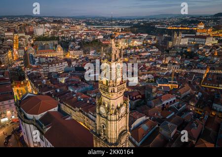 Vue aérienne de la 18th Tour Clerigos (en portugais : Torre dos Clerigos) et de Porto Cityscape au crépuscule à Porto (Porto), Portugal. Banque D'Images