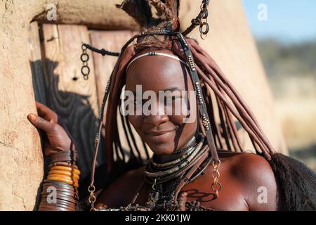 Jeune femme Himba vêtue de style traditionnel en Namibie, Afrique. Banque D'Images