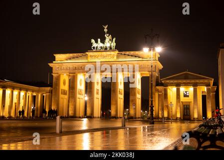 Berlin, Allemagne. Novembre 2022. La porte de Brandebourg à Berlin la nuit. Photo de haute qualité Banque D'Images