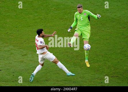 Le gardien de but du pays de Galles Wayne Hennessey lance le ballon avant de heurter Mehdi Taremi en Iran, ce qui lui fait voir une carte rouge lors du match de la coupe du monde de la FIFA, groupe B, au stade Ahmad Bin Ali, à Al-Rayyan. Date de la photo: Vendredi 25 novembre 2022. Banque D'Images