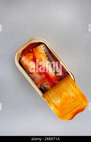 Sardines en conserve avec tomate sur une surface grise avec espace de copie Banque D'Images