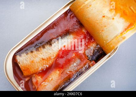 Sardines en conserve avec tomate sur une surface grise avec espace de copie Banque D'Images