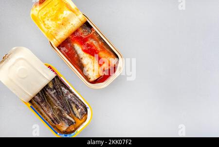 Sardines en conserve sur gris avec espace de copie Banque D'Images