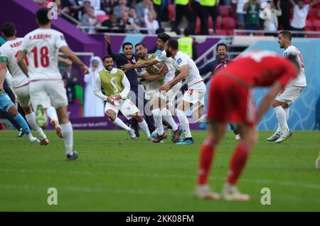 Le Roozbeh Cheshmi d'Iran célèbre le premier but de son équipe lors du match de la coupe du monde de la FIFA du groupe B au stade Ahmad Bin Ali, Al-Rayyan. Date de la photo: Vendredi 25 novembre 2022. Banque D'Images