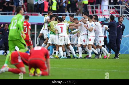 Le Roozbeh Cheshmi d'Iran célèbre le premier but de son équipe lors du match de la coupe du monde de la FIFA du groupe B au stade Ahmad Bin Ali, Al-Rayyan. Date de la photo: Vendredi 25 novembre 2022. Banque D'Images