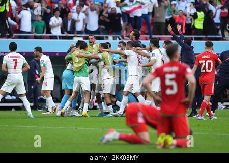 Le Roozbeh Cheshmi d'Iran célèbre le premier but de son équipe lors du match de la coupe du monde de la FIFA du groupe B au stade Ahmad Bin Ali, Al-Rayyan. Date de la photo: Vendredi 25 novembre 2022. Banque D'Images