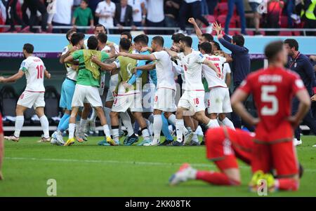 Le Roozbeh Cheshmi d'Iran célèbre le premier but de son équipe lors du match de la coupe du monde de la FIFA du groupe B au stade Ahmad Bin Ali, Al-Rayyan. Date de la photo: Vendredi 25 novembre 2022. Banque D'Images