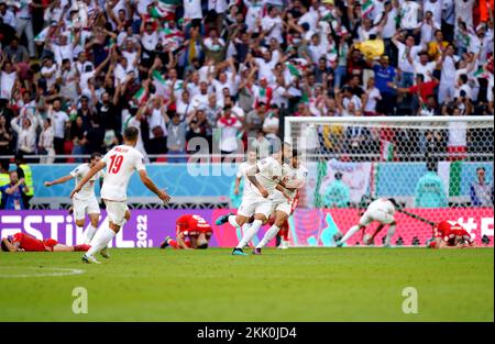 Le Roozbeh Cheshmi (au centre) d'Iran célèbre le premier but de leur partie lors du match de la coupe du monde de la FIFA du groupe B au stade Ahmad Bin Ali, Al-Rayyan. Date de la photo: Vendredi 25 novembre 2022. Banque D'Images