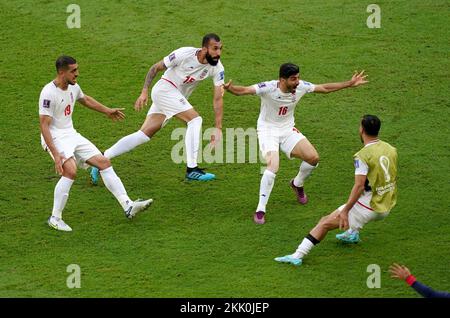 Le Roozbeh Cheshmi d'Iran célèbre le but d'ouverture lors du match B de la coupe du monde de la FIFA au stade Ahmad Bin Ali, Al-Rayyan. Date de la photo: Vendredi 25 novembre 2022. Banque D'Images