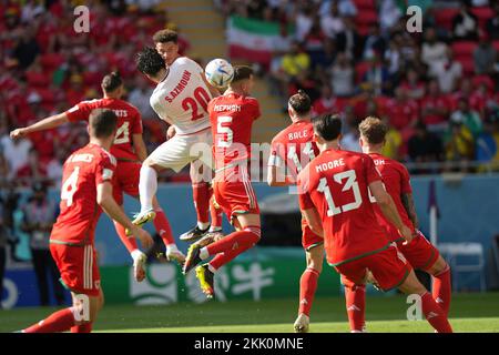 25.11.2022, Khalifa International Stadium, Doha, QAT, coupe du monde FIFA 2022, Groupe B, pays de Galles contre Iran, sur la photo le défenseur du pays de Galles Ben Davies, le défenseur du pays de Galles Sardar Azmoun, le défenseur du pays de Galles Chris Mepham, le défenseur du pays de Galles Chris Mareth Bale, le défenseur du pays de Galles Kieffer Moore Banque D'Images