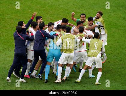 Le Roozbeh Cheshmi d'Iran célèbre le but d'ouverture de ses coéquipiers lors du match B de la coupe du monde de la FIFA au stade Ahmad Bin Ali, Al-Rayyan. Date de la photo: Vendredi 25 novembre 2022. Banque D'Images