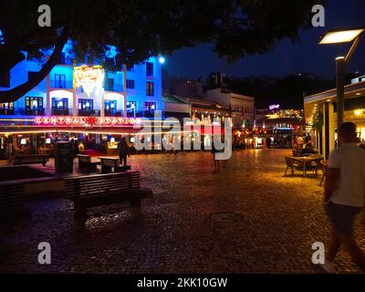 Vie nocturne à Albufeira sur la côte de l'Algarve au Portugal Banque D'Images