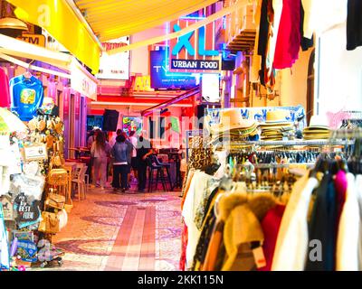 Vie nocturne à Albufeira sur la côte de l'Algarve au Portugal Banque D'Images