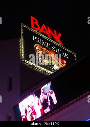 Vie nocturne à Albufeira sur la côte de l'Algarve au Portugal Banque D'Images