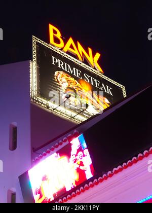 Vie nocturne à Albufeira sur la côte de l'Algarve au Portugal Banque D'Images