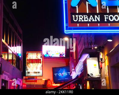 Vie nocturne à Albufeira sur la côte de l'Algarve au Portugal Banque D'Images