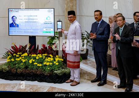 (221125) -- PUTRAJAYA, 25 novembre 2022 (Xinhua) -- le nouveau Premier ministre de Malaisie, Anwar Ibrahim (1st L), pointe au bureau du Premier ministre à Putrajaya, en Malaisie, le 25 novembre 2022. Anwar, ancien vice-premier ministre, a prêté le serment de jeudi pour devenir le nouveau premier ministre de la Malaisie. (Bureau du Premier ministre de Malaisie/document via Xinhua) crédit : Xinhua/Alay Live News Banque D'Images