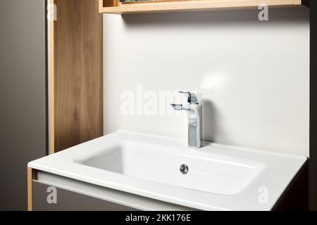 Intérieur de la salle de bains avec meuble-lavabo miroir sur le lavabo et le robinet moderne loft design minimaliste avec lavabo moderne sur comptoir Banque D'Images