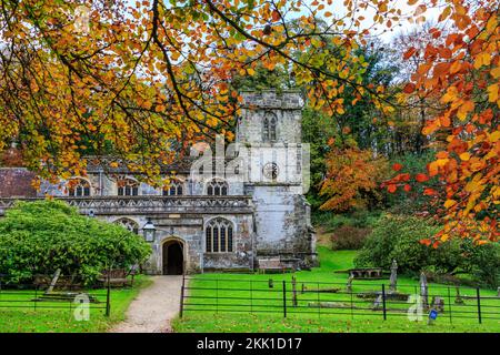 Spectaculaire couleur d'automne sur les arbres boisés entourant l'église paroissiale de Stourhead Gardens, Wiltshire, Angleterre, Royaume-Uni Banque D'Images