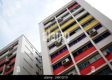 vue à angle bas des bâtiments résidentiels signapore contre le ciel bleu Banque D'Images