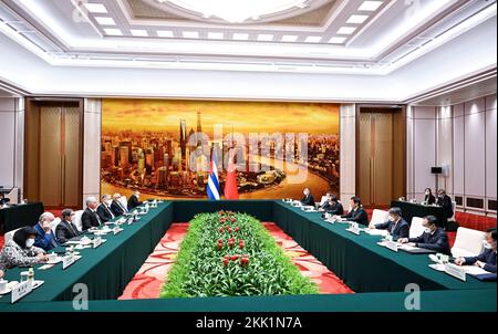 Pékin, Chine. 25th novembre 2022. Li Zhanshu, président du Comité permanent du Congrès national du peuple (CNP), rencontre Miguel Diaz-Canel Bermudez, premier secrétaire du Comité central du Parti communiste de Cuba et président cubain, au Grand Hall du peuple de Beijing, capitale de la Chine, le 25 novembre 2022. Crédit: Rao Aimin/Xinhua/Alay Live News Banque D'Images