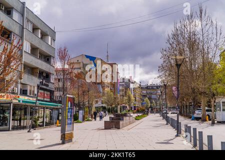 Une photo de rue d'une zone piétonne avec des bâtiments résidentiels et des boutiques à Pristina, au Kosovo Banque D'Images