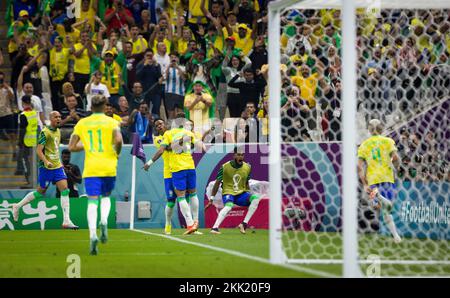 Doha, Qatar. 24th novembre 2022. Célébration du but : Raphinha (Brasilien), Vinicius Junior (Brasilien), Raphinha (Brasilien), Fred (Brasilien), Richarliso Banque D'Images