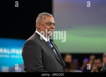 Halifax, Canada. 19th novembre 2022. Le secrétaire à la Défense, Lloyd J. Austin III, prend la parole au Halifax International Security Forum, en Nouvelle-Écosse. ÉTATS-UNIS Le secrétaire à la Défense Lloyd Austin a mis en garde l'invasion de l'Ukraine par la Russie offre un aperçu d'un monde où les pays dotés de l'arme nucléaire pourraient menacer d'autres nations et a déclaré que Pékin, comme Moscou, cherche un monde où la puissance a raison. Austin a fait ce discours lors du Halifax International Security Forum annuel, qui attire des responsables de la défense et de la sécurité des démocraties occidentales. Crédit : SOPA Images Limited/Alamy Live News Banque D'Images