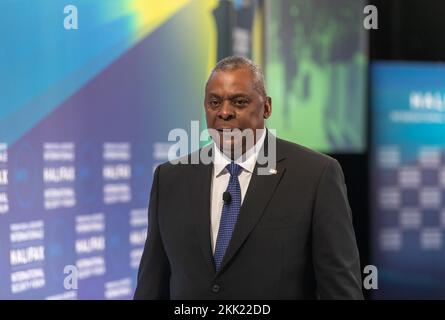 Halifax, Canada. 19th novembre 2022. Le secrétaire à la Défense, Lloyd J. Austin III, prend la parole au Halifax International Security Forum, en Nouvelle-Écosse. ÉTATS-UNIS Le secrétaire à la Défense Lloyd Austin a mis en garde l'invasion de l'Ukraine par la Russie offre un aperçu d'un monde où les pays dotés de l'arme nucléaire pourraient menacer d'autres nations et a déclaré que Pékin, comme Moscou, cherche un monde où la puissance a raison. Austin a fait ce discours lors du Halifax International Security Forum annuel, qui attire des responsables de la défense et de la sécurité des démocraties occidentales. Crédit : SOPA Images Limited/Alamy Live News Banque D'Images