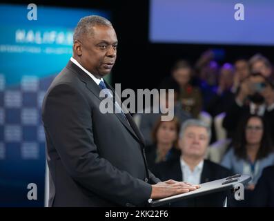Halifax, Canada. 19th novembre 2022. Le secrétaire à la Défense, Lloyd J. Austin III, prend la parole au Halifax International Security Forum, en Nouvelle-Écosse. ÉTATS-UNIS Le secrétaire à la Défense Lloyd Austin a mis en garde l'invasion de l'Ukraine par la Russie offre un aperçu d'un monde où les pays dotés de l'arme nucléaire pourraient menacer d'autres nations et a déclaré que Pékin, comme Moscou, cherche un monde où la puissance a raison. Austin a fait ce discours lors du Halifax International Security Forum annuel, qui attire des responsables de la défense et de la sécurité des démocraties occidentales. Crédit : SOPA Images Limited/Alamy Live News Banque D'Images