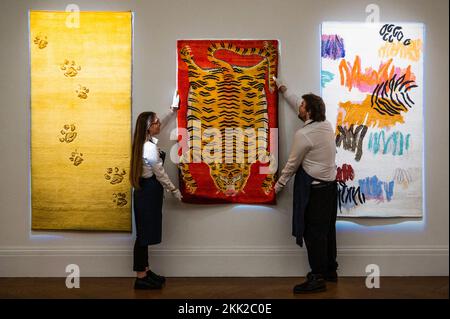 Londres, Royaume-Uni. 25th novembre 2022. Tapis de Maya Lin et Bernard Frize avec Red Flayed Tiger un tapis tibétain de 19th siècles - Tomorrow's Tigers, Une exposition de vente co-organisée par Sotheby's et WWF. Il présente des tapis d'art en édition limitée spécialement commandés par les grands artistes internationaux. Les bénéfices de toutes les ventes vont aider le WWF et l'objectif TX2 et l'exposition se déroulera du 24-29 au 24 novembre 2022. Crédit : Guy Bell/Alay Live News Banque D'Images