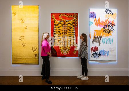 Londres, Royaume-Uni. 25th novembre 2022. Tapis de Maya Lin et Bernard Frize avec Red Flayed Tiger un tapis tibétain de 19th siècles - Tomorrow's Tigers, Une exposition de vente co-organisée par Sotheby's et WWF. Il présente des tapis d'art en édition limitée spécialement commandés par les grands artistes internationaux. Les bénéfices de toutes les ventes vont aider le WWF et l'objectif TX2 et l'exposition se déroulera du 24-29 au 24 novembre 2022. Crédit : Guy Bell/Alay Live News Banque D'Images