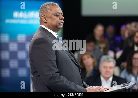 Halifax, Canada. 19th novembre 2022. Le secrétaire à la Défense, Lloyd J. Austin III, prend la parole au Halifax International Security Forum, en Nouvelle-Écosse. ÉTATS-UNIS Le secrétaire à la Défense Lloyd Austin a mis en garde l'invasion de l'Ukraine par la Russie offre un aperçu d'un monde où les pays dotés de l'arme nucléaire pourraient menacer d'autres nations et a déclaré que Pékin, comme Moscou, cherche un monde où la puissance a raison. Austin a fait ce discours lors du Halifax International Security Forum annuel, qui attire des responsables de la défense et de la sécurité des démocraties occidentales. (Image de crédit : © Mikhail Palinchak/SOPA Images via ZUMA Press Wire) Banque D'Images