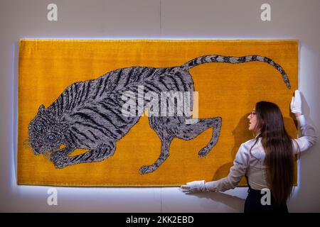 Londres, Royaume-Uni. 25 novembre 2022. Un technicien avec « bonds » de Kiki Smith à un avant-goût des « Tigers de demain », une exposition caritative à Sotheby's New Bond Street. 12 artistes se sont inspirés du tapis de tigre tibétain pour créer un modèle unique de tapis d'art à l'aide de techniques traditionnelles. Les tapis sont exposés le 24-29 novembre à côté d'une exposition sur le thème du tigre par des artistes avec des bénéfices de tous les fonds de collecte de ventes pour le WWF (World Wildlife Fund). Credit: Stephen Chung / Alamy Live News Banque D'Images