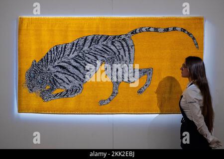 Londres, Royaume-Uni. 25 novembre 2022. Un technicien avec « bonds » de Kiki Smith à un avant-goût des « Tigers de demain », une exposition caritative à Sotheby's New Bond Street. 12 artistes se sont inspirés du tapis de tigre tibétain pour créer un modèle unique de tapis d'art à l'aide de techniques traditionnelles. Les tapis sont exposés le 24-29 novembre à côté d'une exposition sur le thème du tigre par des artistes avec des bénéfices de tous les fonds de collecte de ventes pour le WWF (World Wildlife Fund). Credit: Stephen Chung / Alamy Live News Banque D'Images