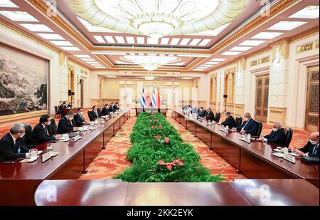 Pékin, Chine. 25th novembre 2022. Le Premier ministre chinois Li Keqiang rencontre Miguel Diaz-Canel Bermudez, premier secrétaire du Comité central du Parti communiste de Cuba et président cubain, au Grand Hall du peuple de Beijing, capitale de la Chine, le 25 novembre 2022. Crédit: Rao Aimin/Xinhua/Alay Live News Banque D'Images