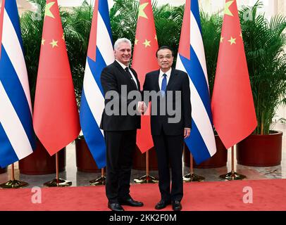 Pékin, Chine. 25th novembre 2022. Le Premier ministre chinois Li Keqiang rencontre Miguel Diaz-Canel Bermudez, premier secrétaire du Comité central du Parti communiste de Cuba et président cubain, au Grand Hall du peuple de Beijing, capitale de la Chine, le 25 novembre 2022. Crédit: Rao Aimin/Xinhua/Alay Live News Banque D'Images