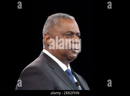 Halifax, Canada. 19th novembre 2022. Le secrétaire à la Défense, Lloyd J. Austin III, prend la parole au Halifax International Security Forum, en Nouvelle-Écosse. ÉTATS-UNIS Le secrétaire à la Défense Lloyd Austin a mis en garde l'invasion de l'Ukraine par la Russie offre un aperçu d'un monde où les pays dotés de l'arme nucléaire pourraient menacer d'autres nations et a déclaré que Pékin, comme Moscou, cherche un monde où la puissance a raison. Austin a fait ce discours lors du Halifax International Security Forum annuel, qui attire des responsables de la défense et de la sécurité des démocraties occidentales. (Image de crédit : © Mikhail Palinchak/SOPA Images via ZUMA Press Wire) Banque D'Images