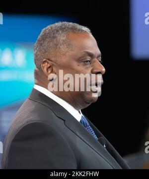 Halifax, Canada. 19th novembre 2022. Le secrétaire à la Défense, Lloyd J. Austin III, prend la parole au Halifax International Security Forum, en Nouvelle-Écosse. ÉTATS-UNIS Le secrétaire à la Défense Lloyd Austin a mis en garde l'invasion de l'Ukraine par la Russie offre un aperçu d'un monde où les pays dotés de l'arme nucléaire pourraient menacer d'autres nations et a déclaré que Pékin, comme Moscou, cherche un monde où la puissance a raison. Austin a fait ce discours lors du Halifax International Security Forum annuel, qui attire des responsables de la défense et de la sécurité des démocraties occidentales. (Image de crédit : © Mikhail Palinchak/SOPA Images via ZUMA Press Wire) Banque D'Images