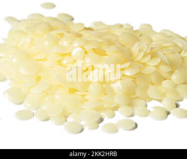 Pile de perles de cire d'abeille blanche naturelle isolée sur un fond blanc Banque D'Images