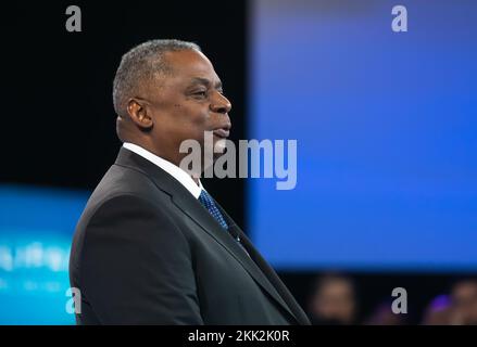 Halifax, Canada. 19th novembre 2022. Le secrétaire à la Défense, Lloyd J. Austin III, prend la parole au Halifax International Security Forum, en Nouvelle-Écosse. ÉTATS-UNIS Le secrétaire à la Défense Lloyd Austin a mis en garde l'invasion de l'Ukraine par la Russie offre un aperçu d'un monde où les pays dotés de l'arme nucléaire pourraient menacer d'autres nations et a déclaré que Pékin, comme Moscou, cherche un monde où la puissance a raison. Austin a fait ce discours lors du Halifax International Security Forum annuel, qui attire des responsables de la défense et de la sécurité des démocraties occidentales. (Image de crédit : © Mikhail Palinchak/SOPA Images via ZUMA Press Wire) Banque D'Images