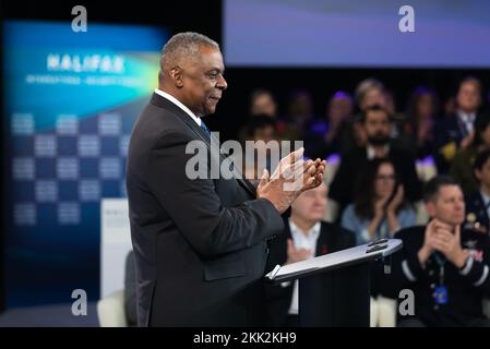 Halifax, Canada. 19th novembre 2022. Le secrétaire à la Défense, Lloyd J. Austin III, prend la parole au Halifax International Security Forum, en Nouvelle-Écosse. ÉTATS-UNIS Le secrétaire à la Défense Lloyd Austin a mis en garde l'invasion de l'Ukraine par la Russie offre un aperçu d'un monde où les pays dotés de l'arme nucléaire pourraient menacer d'autres nations et a déclaré que Pékin, comme Moscou, cherche un monde où la puissance a raison. Austin a fait ce discours lors du Halifax International Security Forum annuel, qui attire des responsables de la défense et de la sécurité des démocraties occidentales. (Image de crédit : © Mikhail Palinchak/SOPA Images via ZUMA Press Wire) Banque D'Images