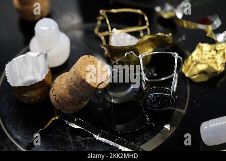 Helsinki, Finlande, janvier 2021 : déchets après avoir éclaboussés du champagne, d'autres boissons pétillantes et bouteilles de vin - casquettes, métal, aluminium... Jour suivant le nouvel an. Banque D'Images