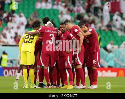 Doha, Qatar. 25th novembre 2022. Les joueurs du Qatar réagissent avant le match du groupe A entre le Qatar et le Sénégal lors de la coupe du monde de la FIFA 2022 au stade Al Thumama à Doha, Qatar, 25 novembre 2022. Crédit: Wang Dongzhen/Xinhua/Alay Live News Banque D'Images